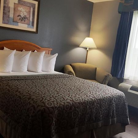 Days Inn By Wyndham Galliano La Екстериор снимка
