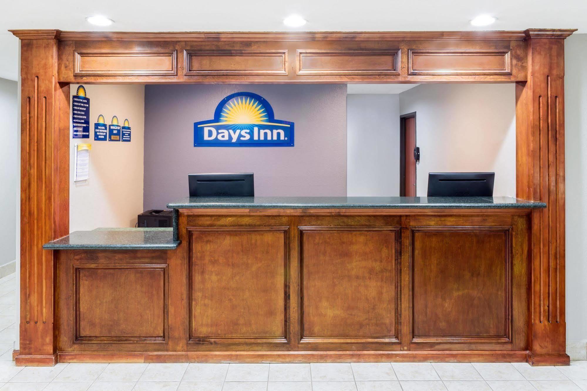 Days Inn By Wyndham Galliano La Екстериор снимка