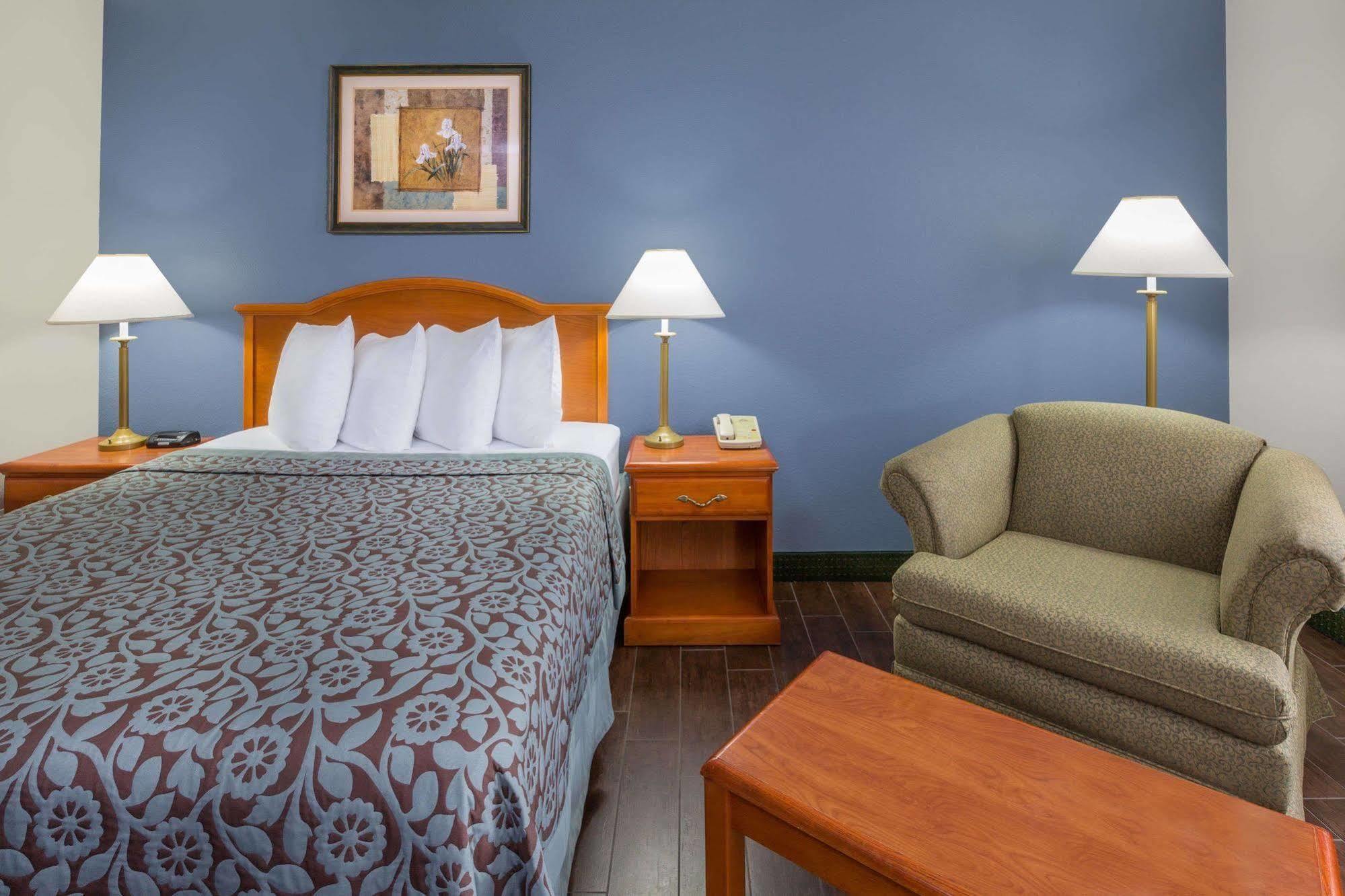 Days Inn By Wyndham Galliano La Екстериор снимка
